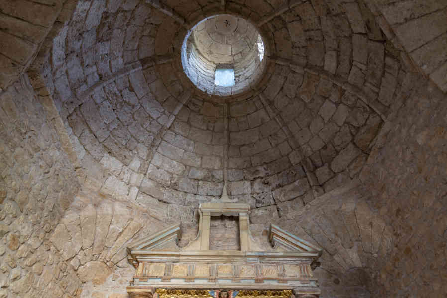 Huesca - real monasterio de San Juan de la Peña 20 - capilla de San Voto.jpg